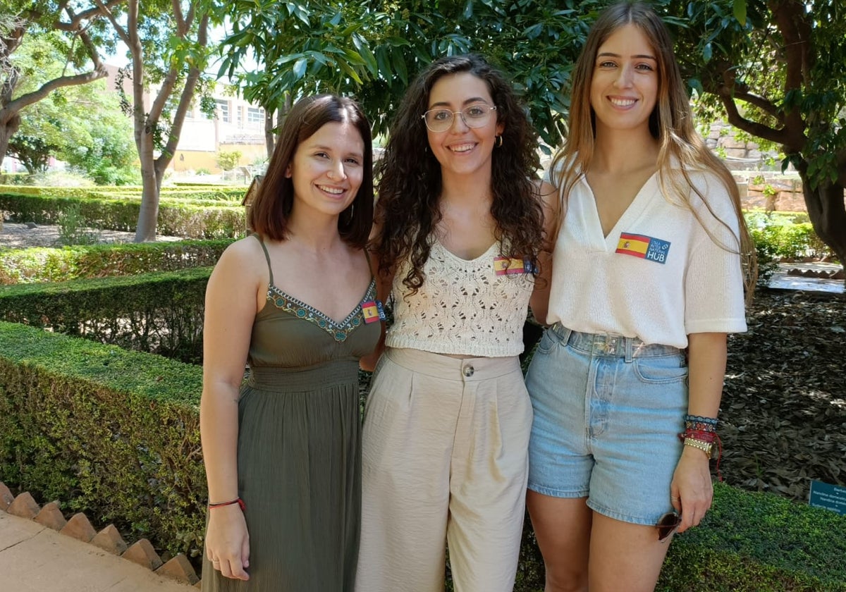 Marina Muñoz, Ana del Pino y Estefanía García, tres de las cuatro estudiantes de la UMA que viajaban en la lancha que naufragó el año pasado en Galápagos.