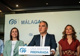 Bendodo junto a Mar Vázquez y Patricia Navarro en la presentación de la lista.