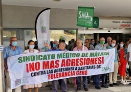 Imagen de archivo de una concentración de sanitarios en contra de las agresiones en la Axarquía.