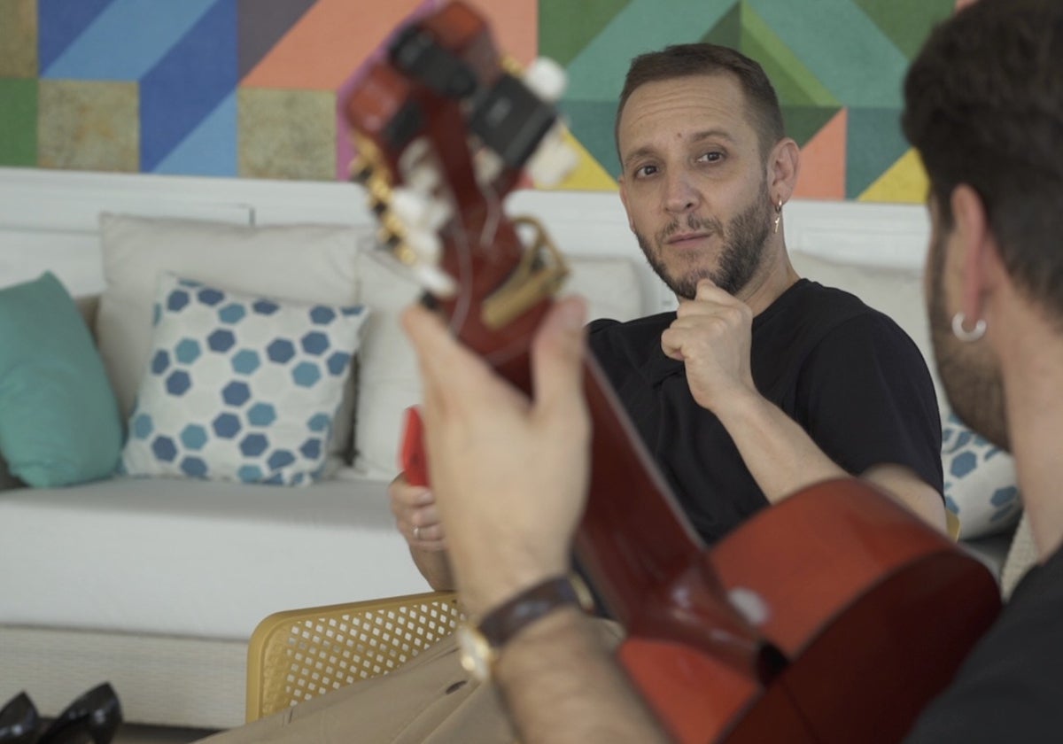 Manuel Liñán, con el guitarrista Francisco Vinuesa, en la casa de Torrox.