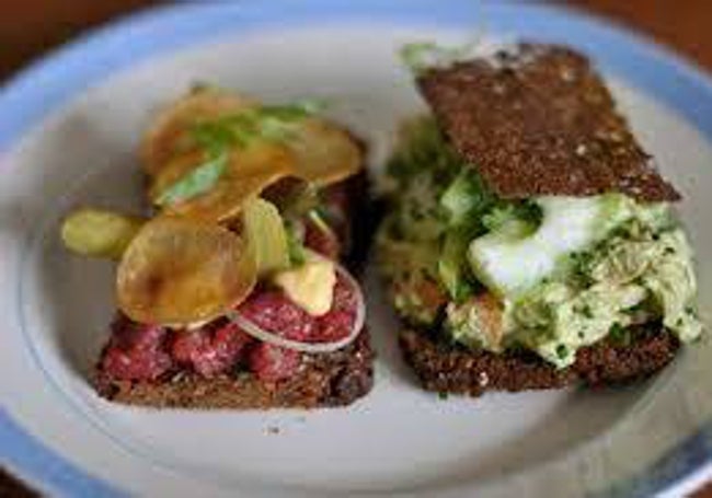 El smørrebrød es un plato típico, una especie de bocadillo abierto de pan de centeno.