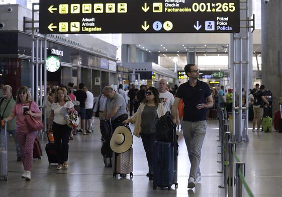 Viajeros en el aeropuerto de Málaga