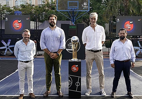 Los representantes de las instituaciones, en la plaza de La Marina.