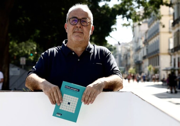 José Antonio Montano, este jueves, en la Alameda Principal con su nuevo libro.