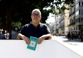 José Antonio Montano, este jueves, en la Alameda Principal con su nuevo libro.