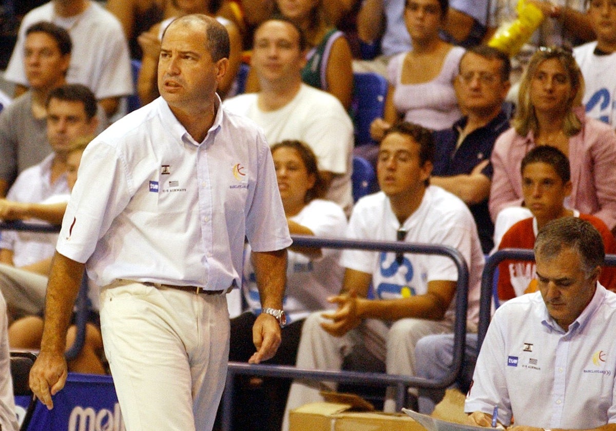 Javier Imbroda, durante un partido con la selección española.