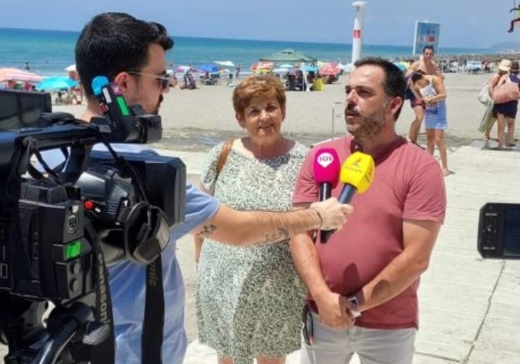 Los ediles de IU en la oposición en el Ayuntamiento torroxeño, Toñi Claros y Rafael Broncano, en el paseo de Ferrara.