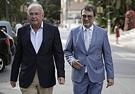 Jamal Satli, a la derecha, acompañado por el abogado José Carlos Aguilera.