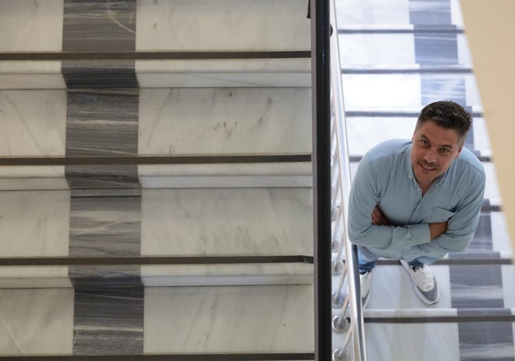 Pablo García, en las escaleras de la Redacción de SUR.