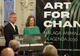 Javier Roji entrega el cheque de 7.356 euros a la presidenta de la Protectora de Animales de Málaga, Carmen Manzano.