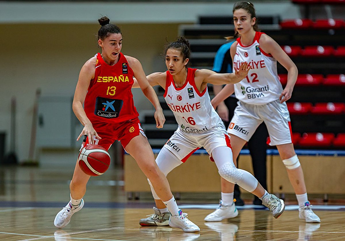 Carla Viegas bota el balón durate el partido ante Turquía.