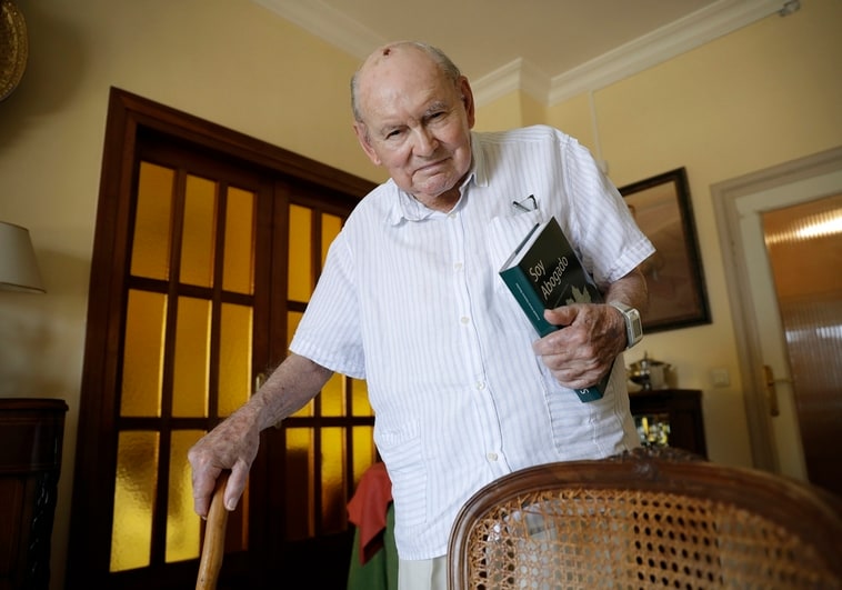 Fernando García Guerrero-Strachan sujeta su primer libro en su casa, donde recibe a SUR.