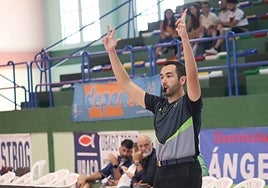 José María Arresa es el único árbitro malagueño que pita en la LEB Oro.