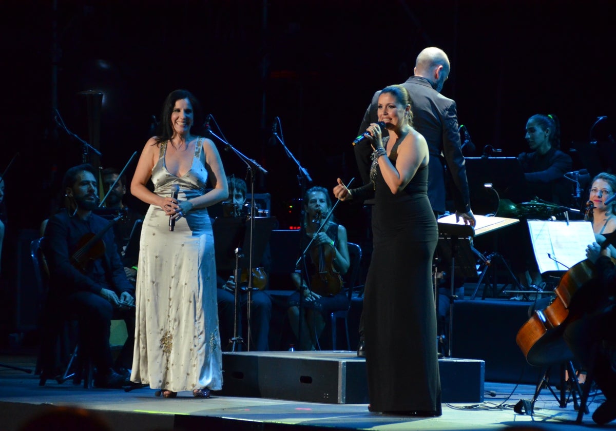 Diana Navarro y Cristina Ramos, en la noche de este pasado sábado en el escenario Manuel del Campo.