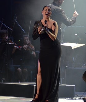 Imagen secundaria 2 - Tres imágenes del concierto de este sábado por la noche en la Cueva de Nerja.