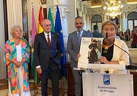 Teresa Porras, Paco de la Torre, Jorge González y Juanibel Vera, durante la rueda de prensa en el salón de los Espejos.