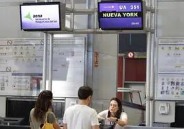 Turistas, en el mostrador de facturación del vuelo a Nueva York.