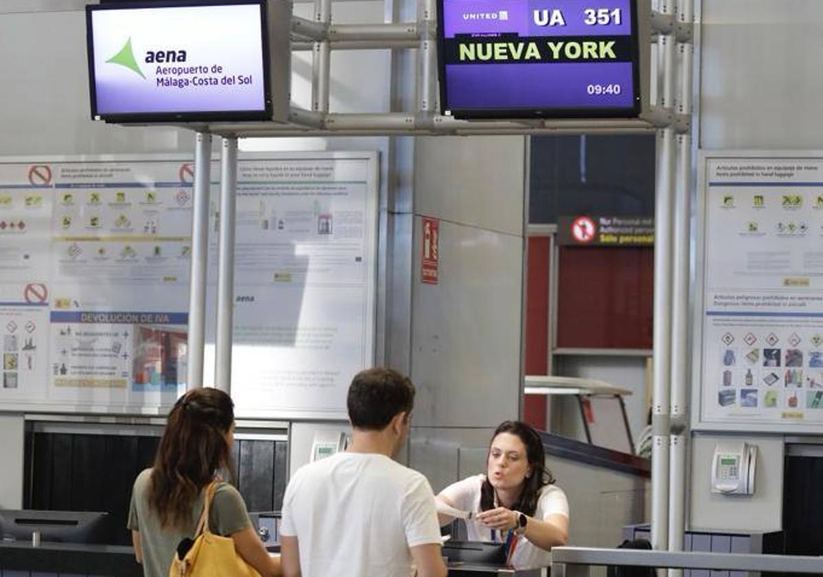 Turistas, en el mostrador de facturación del vuelo a Nueva York.