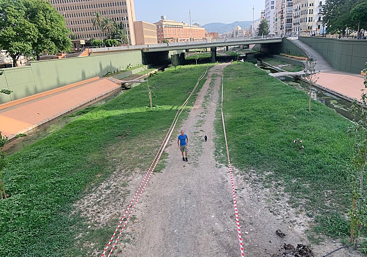 Algunos malagueños utilizan el camino señalizado para pasear junto a sus mascotas.