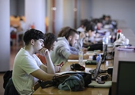 Estudiantes, en la biblioteca de la ETSI Informática de la UMA.