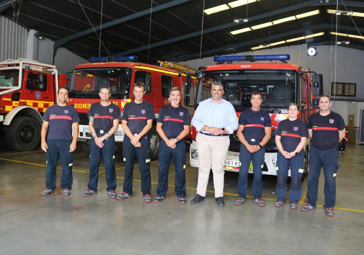 El alcalde de Mijas, Josele González, junto con parte del cuerpo de bomberos de la localidad.