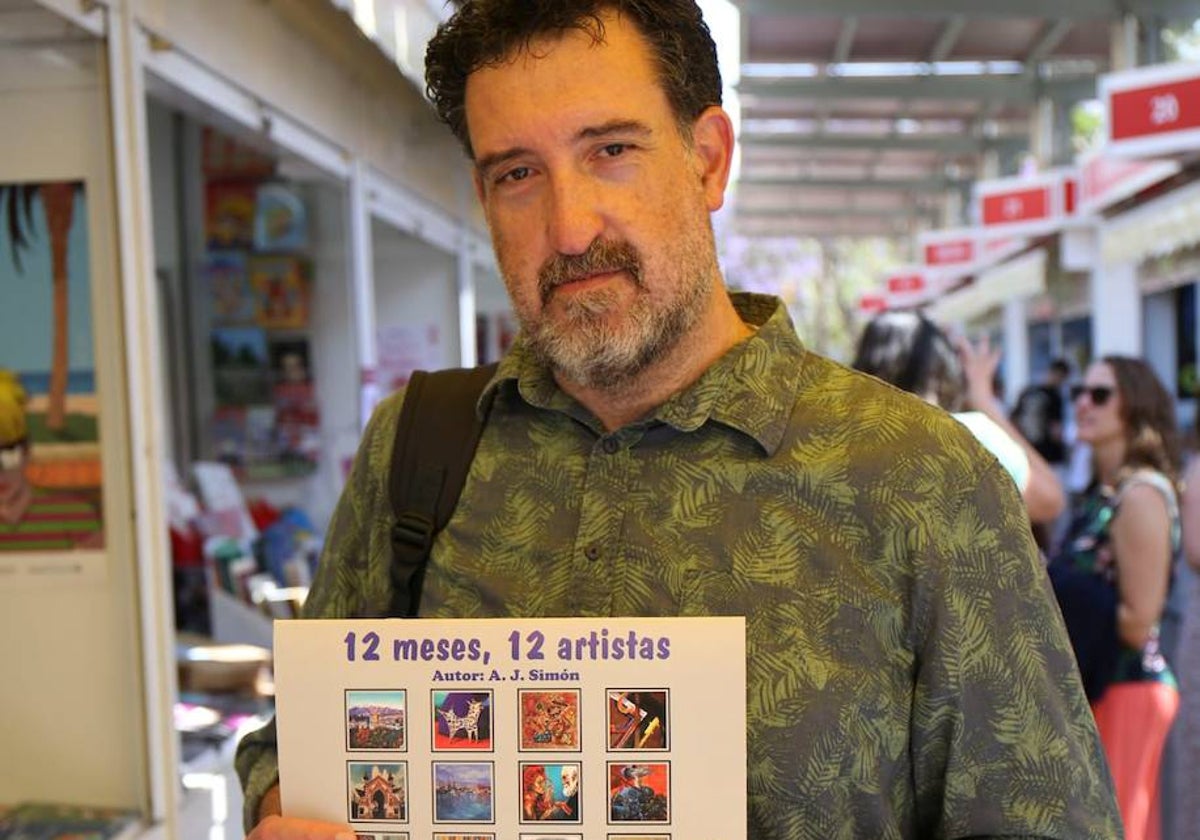 El artista A. J. Simón, con uno de los calendarios solidarios.