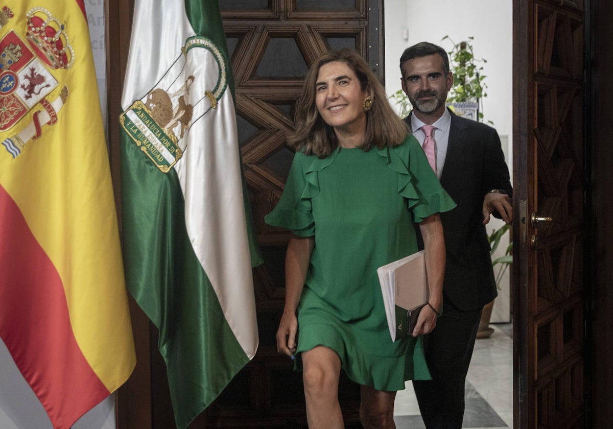 Rocío Blanco, consejera de Empleo y Trabajo Autónomo, y el portavoz de la Junta, Ramón Fernández Pacheco.