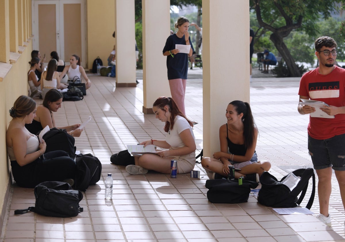 Estudiantes, en la Facultad de Derecho durante el examen de este martes de la convocatoria extraordinaria de selectividad.