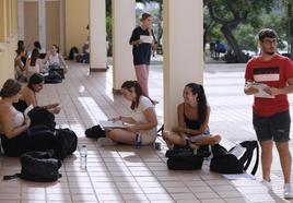 Estudiantes, en la Facultad de Derecho durante el examen de este martes de la convocatoria extraordinaria de selectividad.