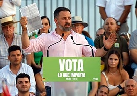 Abascal muestra el documento del acuerdo ofrecido por Feijóo a Sánchez.