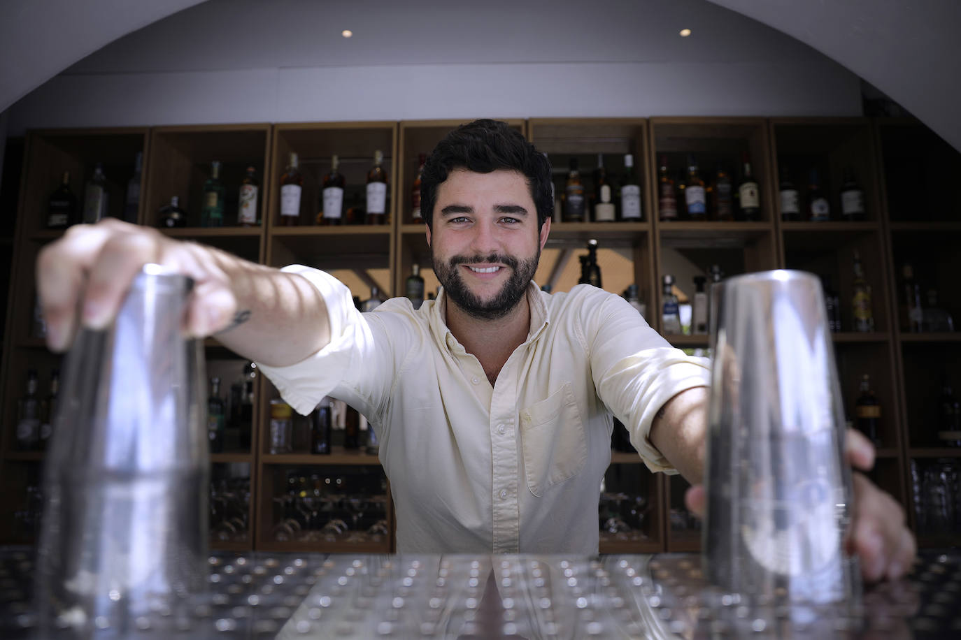 Pablo Gonzalo, en la barra de La Pérgola del Mediterráneo, el nuevo restaurante de Tercer Acto.