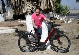 José Luis Martín, con su bici, en el jardín de los talleres de Renfe, donde trabaja.