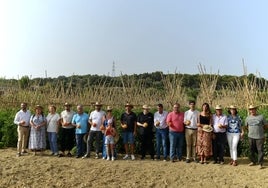 Representantes institucionales y empresarios gastronómicos junto a los primeros tomates de la temporada.