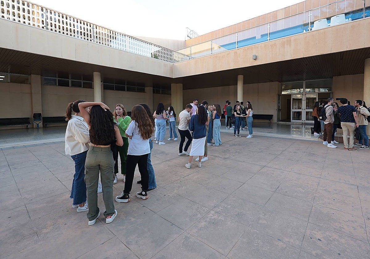 Grupos de estudiantes en la entrada de la Facultad de Medicina de la UMA.