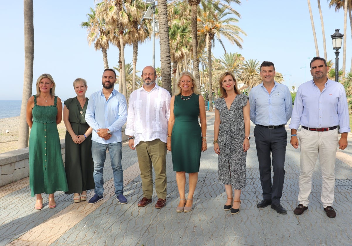 Rollán junto a Muñoz e integrantes de la candidatura popular y dirigentes del partido en Marbella.