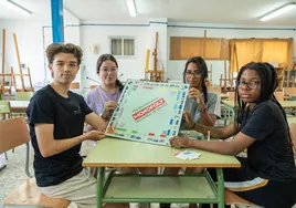 Karim Díaz Hamad, Laura Vázquez Ana Sofía Hernández y Victoria Adaeze Ezeh Amadasun, con el tablero del Monopoly listo para jugar.