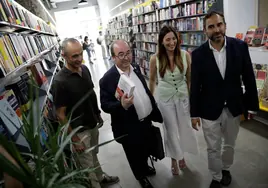 Miquel Iceta, Mari Nieves Ramírez, Daniel Pérez, entre otros, en la Librería Luces.