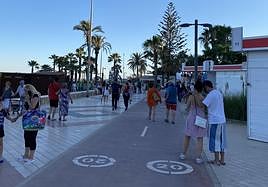 Imagen del paseo marítimo de Torre del Mar, con el carril bici en primer término.