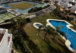 Imagen de una piscina comunitaria en una urbanización de Nerja.