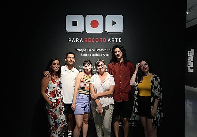 Algunos de los alumnos participantes en la muestra, con la comisaria.