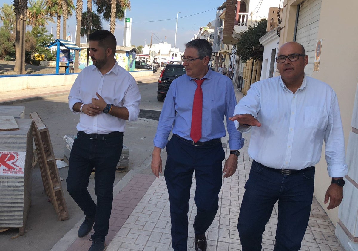 David Segura, Francisco Salado y Jesús Lupiáñez, este jueves en Caleta de Vélez.