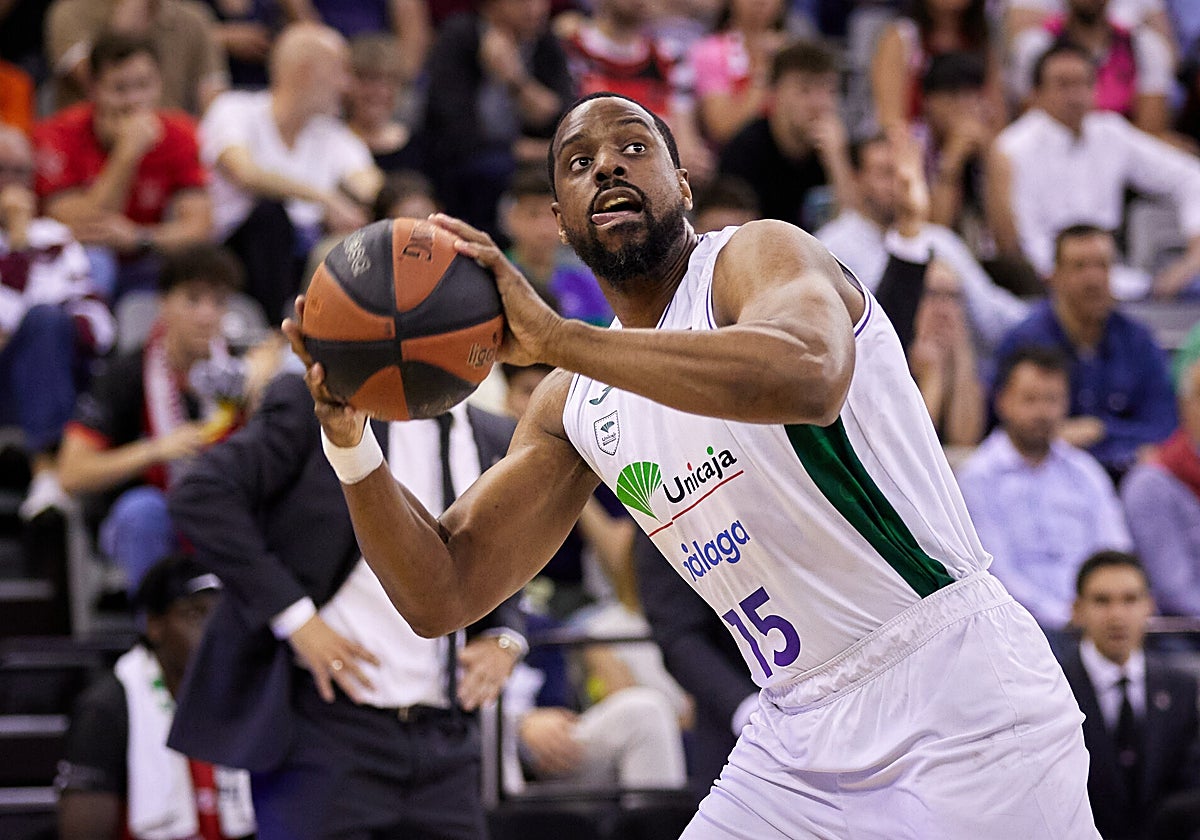 Will Thomas ejecuta uno de sus clásicos lanzamientos.