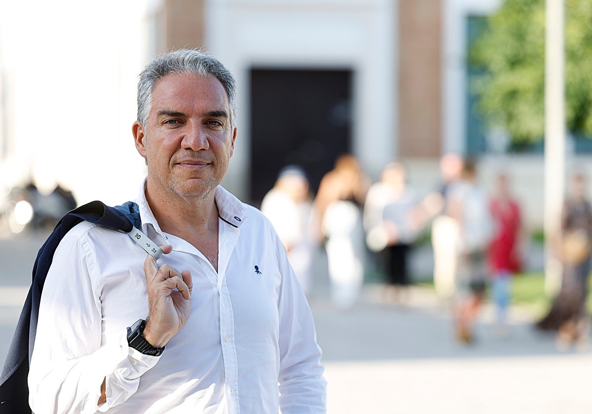 Bendodo, en los jardines de la antigua Tabacalera, tras la entrevista.