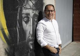 Francisco José Sánchez Heras, junto a un graffiti del Cautivo, al lado de la sede de Cáritas en Málaga, en la Trinidad.