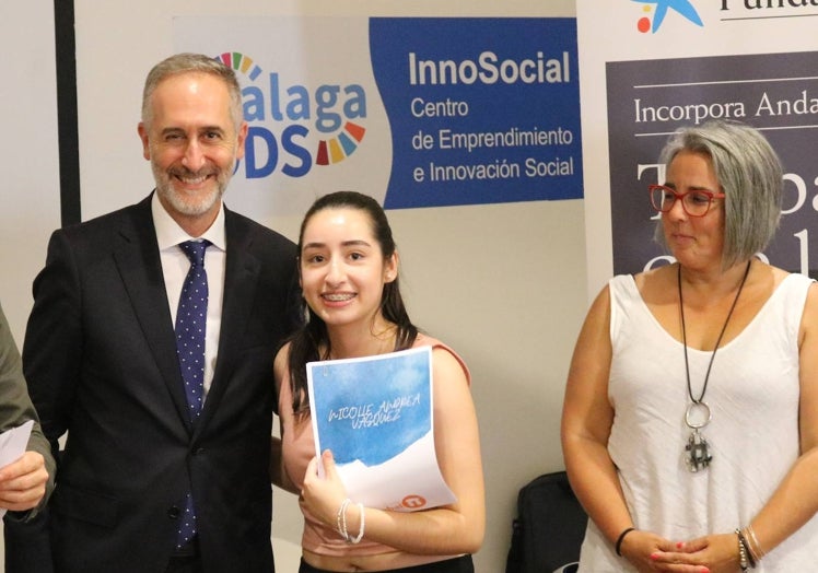 Nicole Andrea Vasquez, al recoger su graduadode la ESO con el programa Incorpora y Fundación 'la Caixa'.