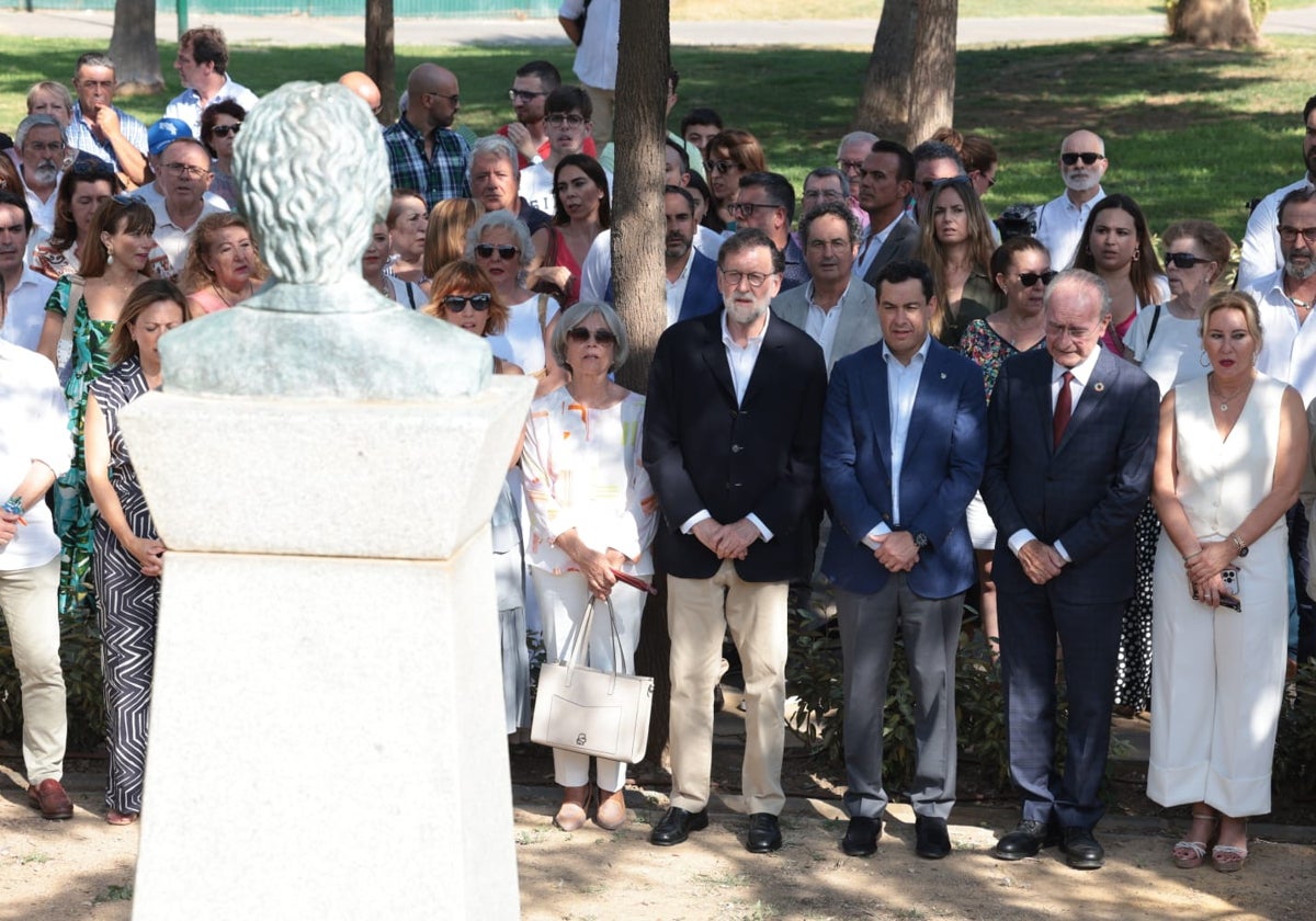 Las autoridades y la familia ante el busto de Martín Carpena.