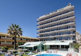 Vista de la piscina de un hotel de la Costa del Sol.