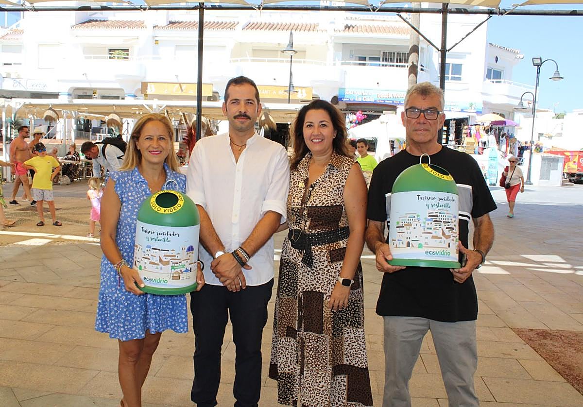 La concejal de Limpieza, junto al representante de Ecovidrio y de los chiringuitos de la localidad.