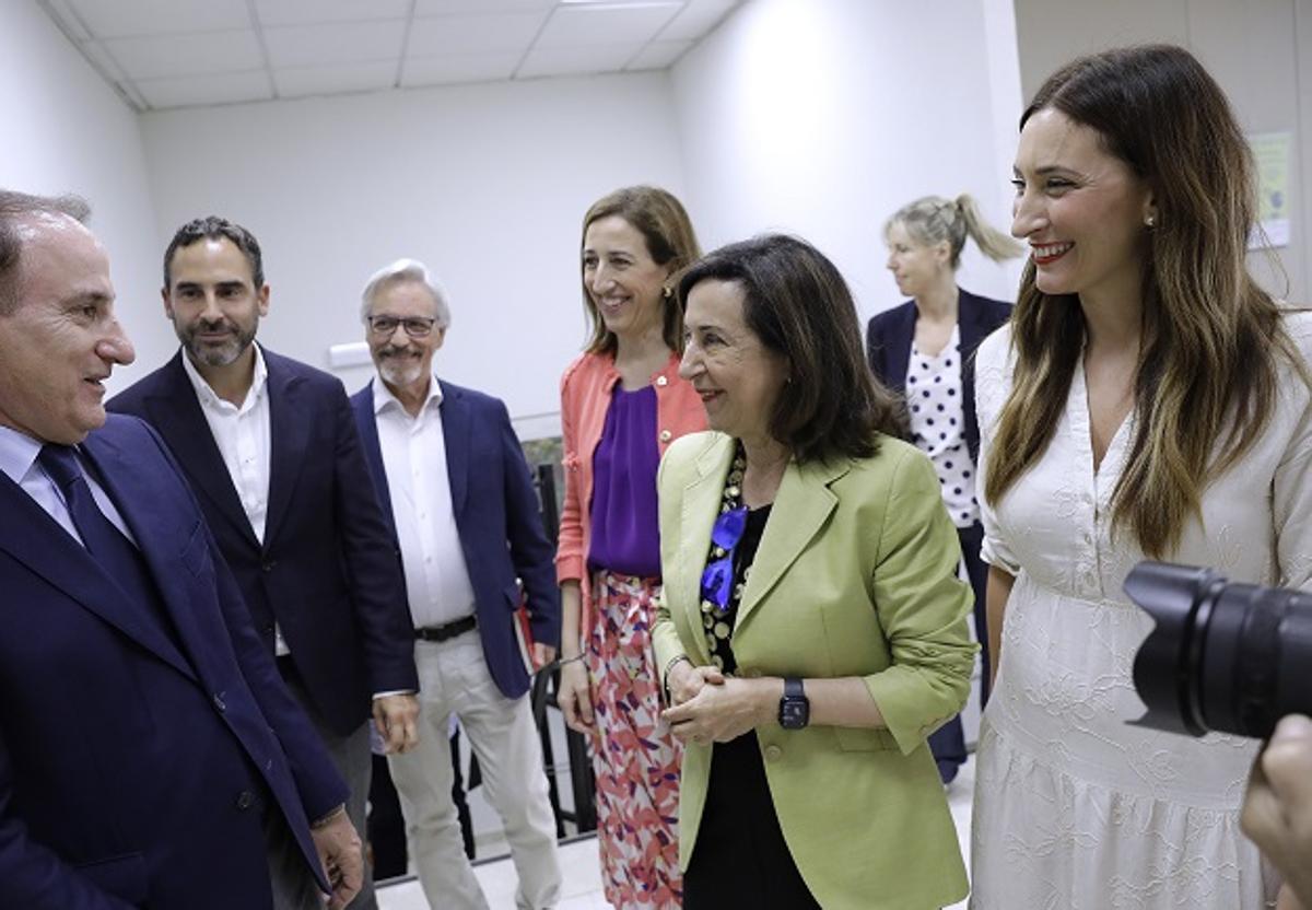 Margarita Robles es recibida por Javier González de Lara, en su vista, ayer, a la CEM.