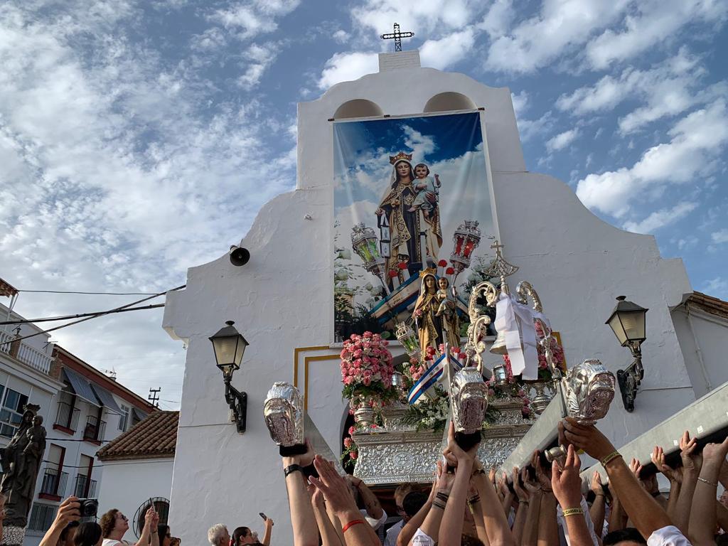 La Virgen del Carmen durante su procesión por Caleta de Vélez